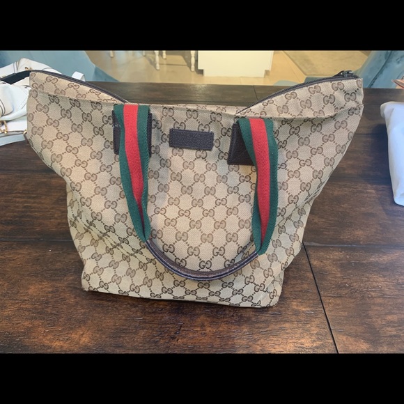 Gucci Handbags - Authentic Gucci handbag
